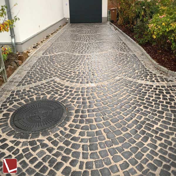 Auffahrt aus Kleinpflaster mit zwei Farben