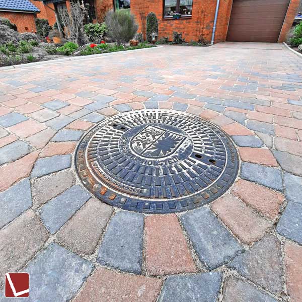 Auffahrt mit getrommeltem Betonpflaster