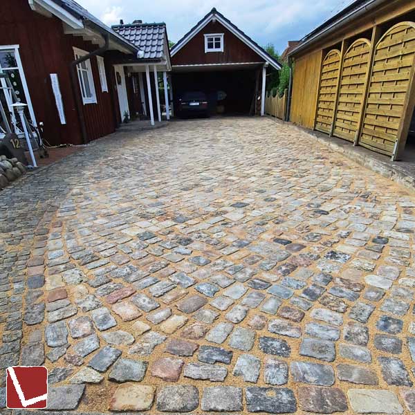 Auffahrt in rotbuntem Großpflaster